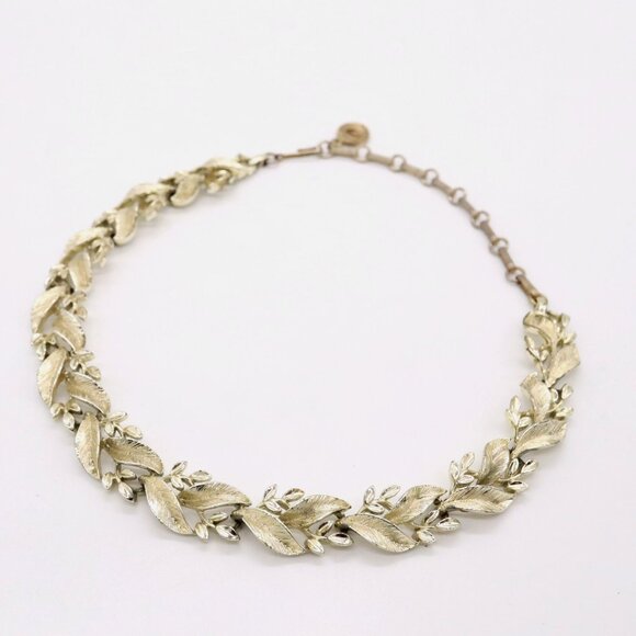 Vintage Signed Lisner Leaf Adjustable Choker Collar Necklace Gold Tone - Picture 2 of 8